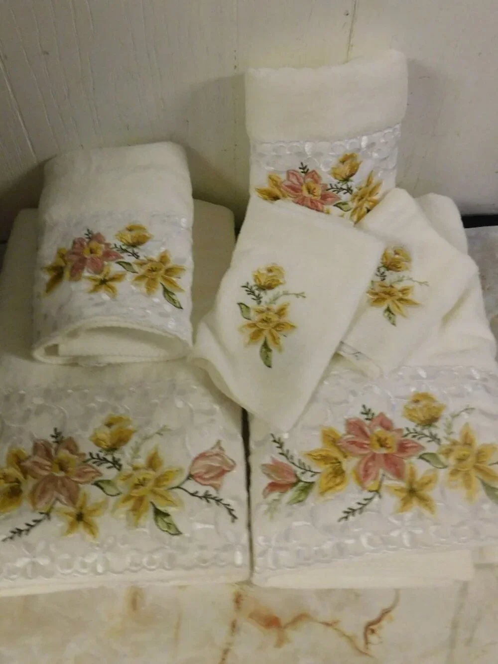 The Avanti Look Bath Linens Towels, Hand Towels, Washcloths 2 of each NEW USA